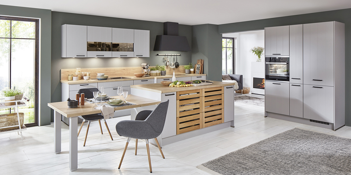 Zo ziet een eigentijdse landelijke stijl eruit: de karakteristieke paneelfronten werden heruitgevonden en zijn nu uiterst gestroomlijnd. Ze passen perfect bij moderne elementen in industriële stijl, die coole accenten zetten. Gelakte oppervlakken in donkere zwart- en antraciettinten en roestvrijstalen handgrepen geven uw keuken een zakelijk-technische uitstraling en vormen een spannend contrast met accessoires van natuurlijke materialen. 