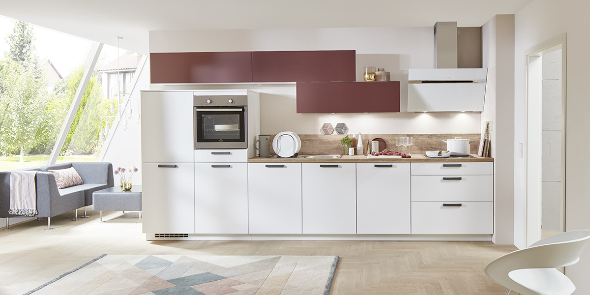 Alles in één blok? Precies! Zo praktisch kan de keukenindeling zijn. Met een lijnkeuken hebt u minder ruimte nodig maar haalt u er maximaal profijt uit. We helpen u graag bij de planning en uitvoering van deze compacte en intelligente oplossingen.