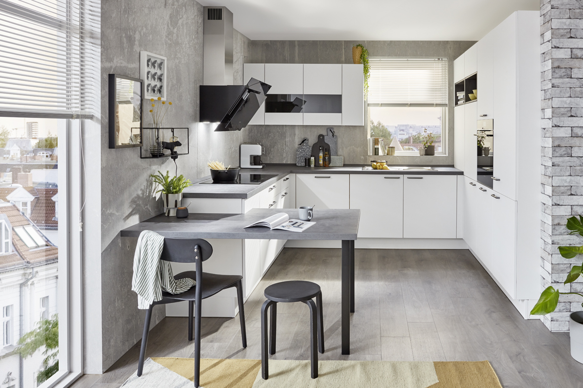 Voor iedereen die in de keuken zitten of werken zijn de loopwegen hier erg kort. Dankzij de talrijke kasten ontstaat een enorme opbergruimte. Bovendien beschikken U-keukens over een royaal werkvlak. Beeld u dat in!