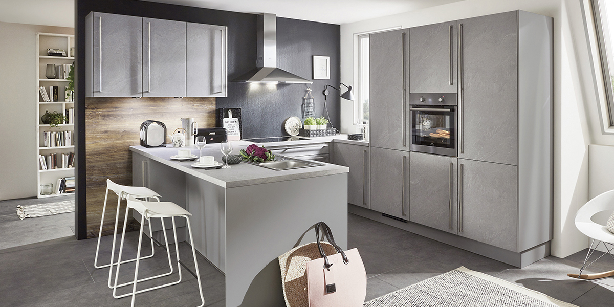 Voor iedereen die in de keuken zitten of werken zijn de loopwegen hier erg kort. Dankzij de talrijke kasten ontstaat een enorme opbergruimte. Bovendien beschikken U-keukens over een royaal werkvlak. Beeld u dat in!