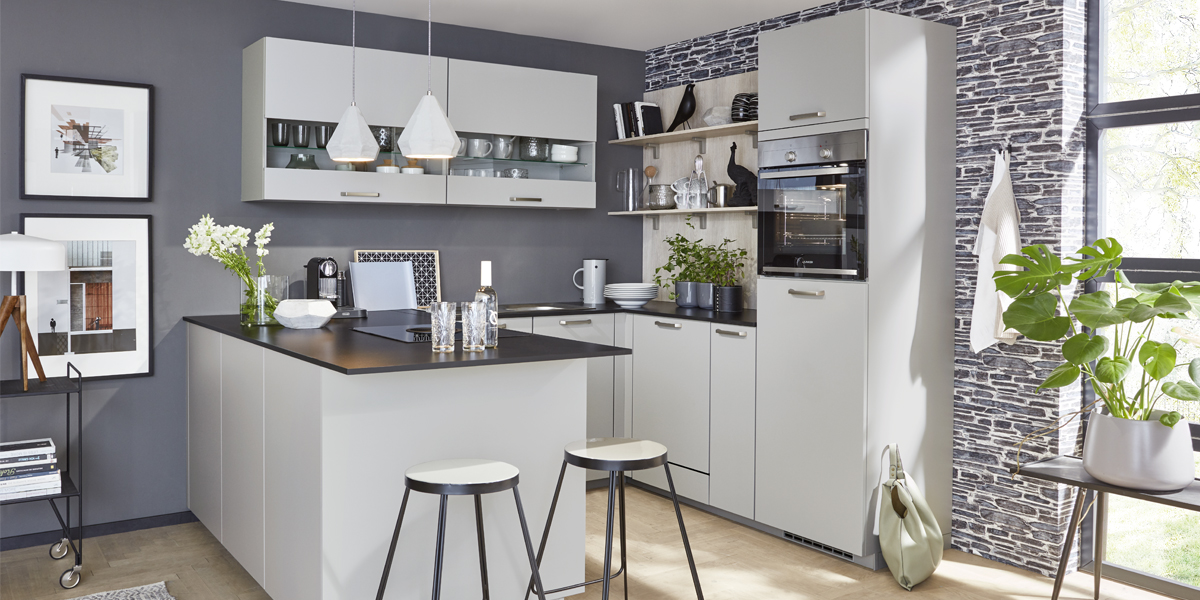 Voor iedereen die in de keuken zitten of werken zijn de loopwegen hier erg kort. Dankzij de talrijke kasten ontstaat een enorme opbergruimte. Bovendien beschikken U-keukens over een royaal werkvlak. Beeld u dat in!